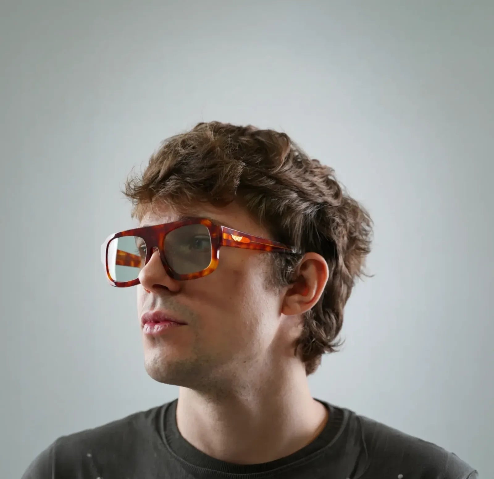 GULLYO eyewear model wearing tortoise sunglasses
